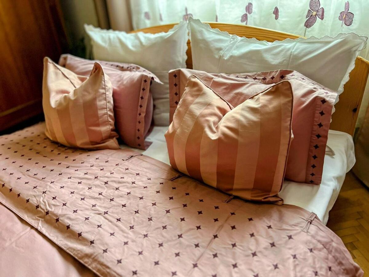 Antique Charm 2 Bedroom Apartment *