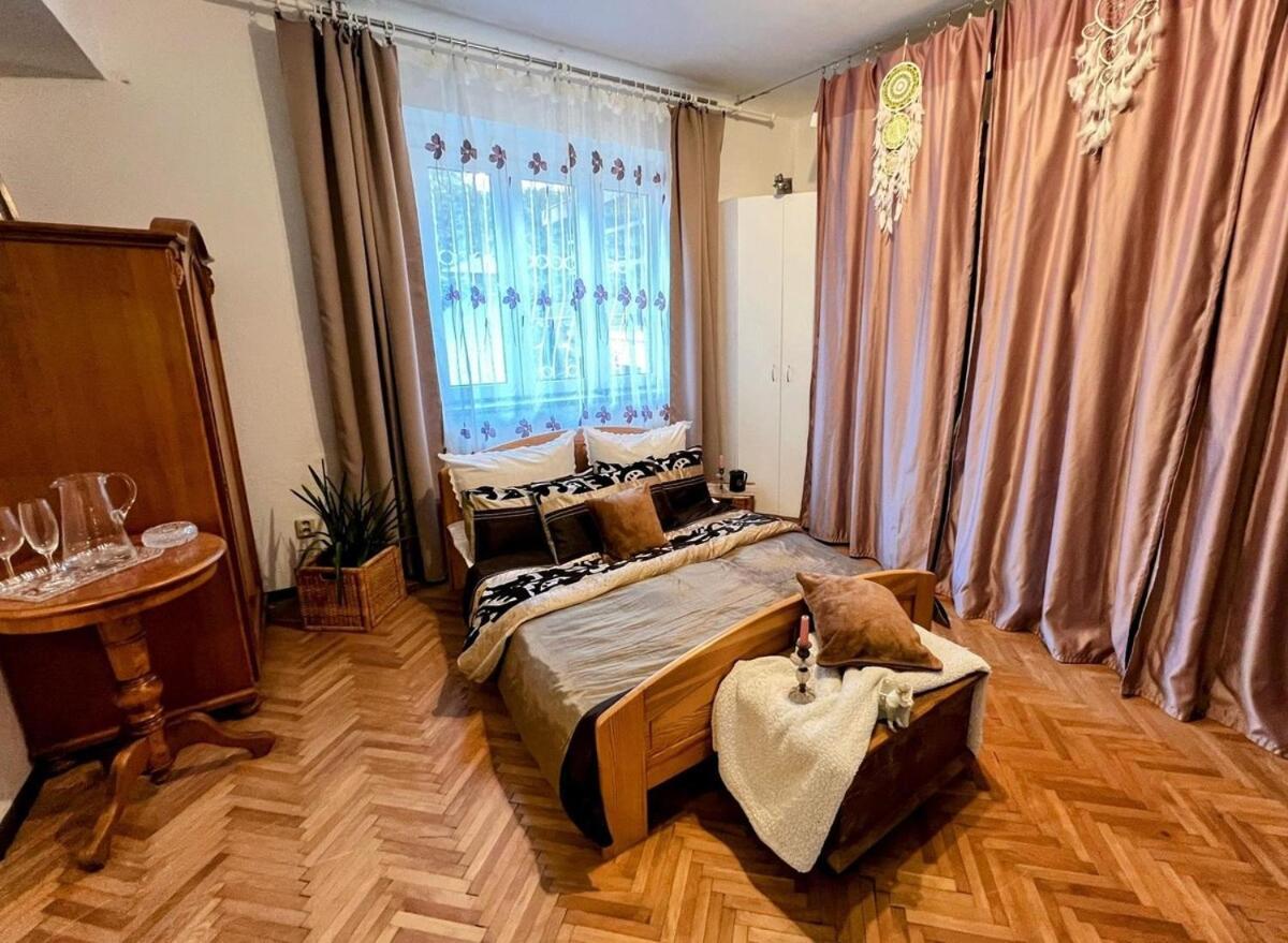 Apartment Antique Charm 2 Bedroom *