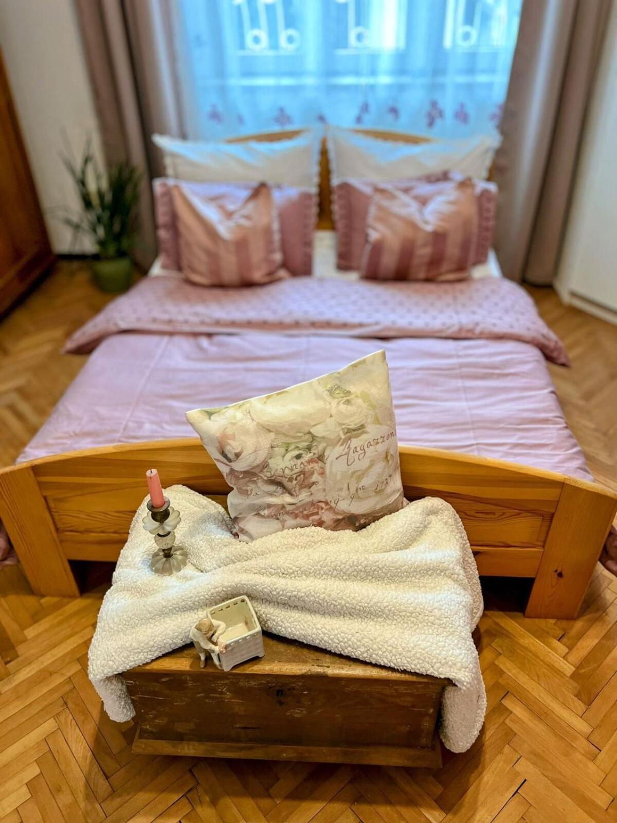 Antique Charm 2 Bedroom Apartment Prag